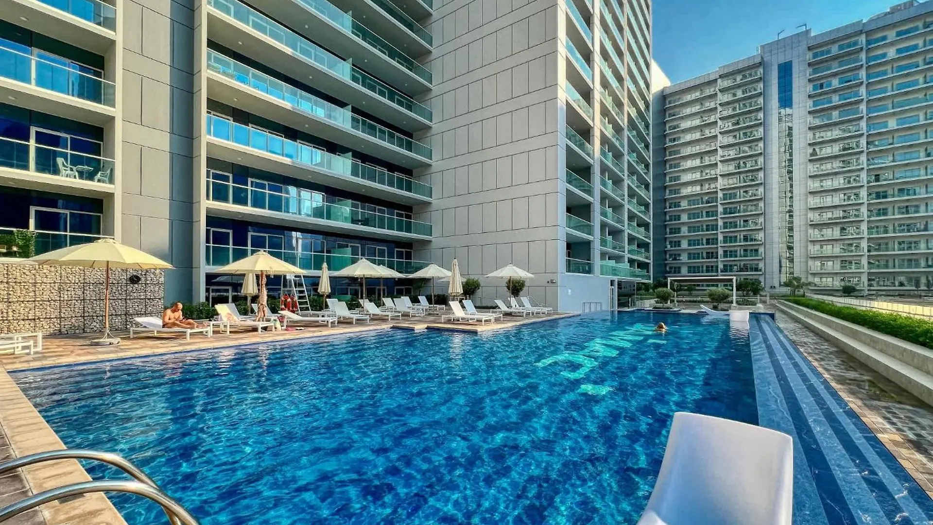 Luxury 2Bd Apt With Pool Gym & Burj Khalifa Views Dubai Apartment