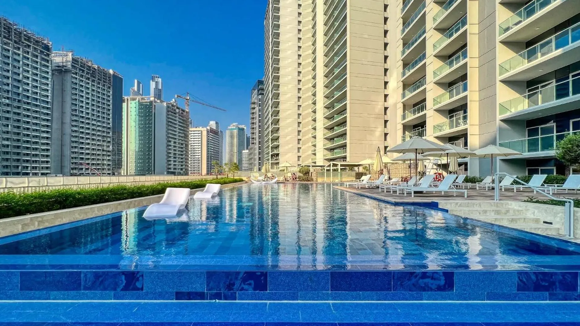 Luxury 2Bd Apt With Pool Gym & Burj Khalifa Views Dubai