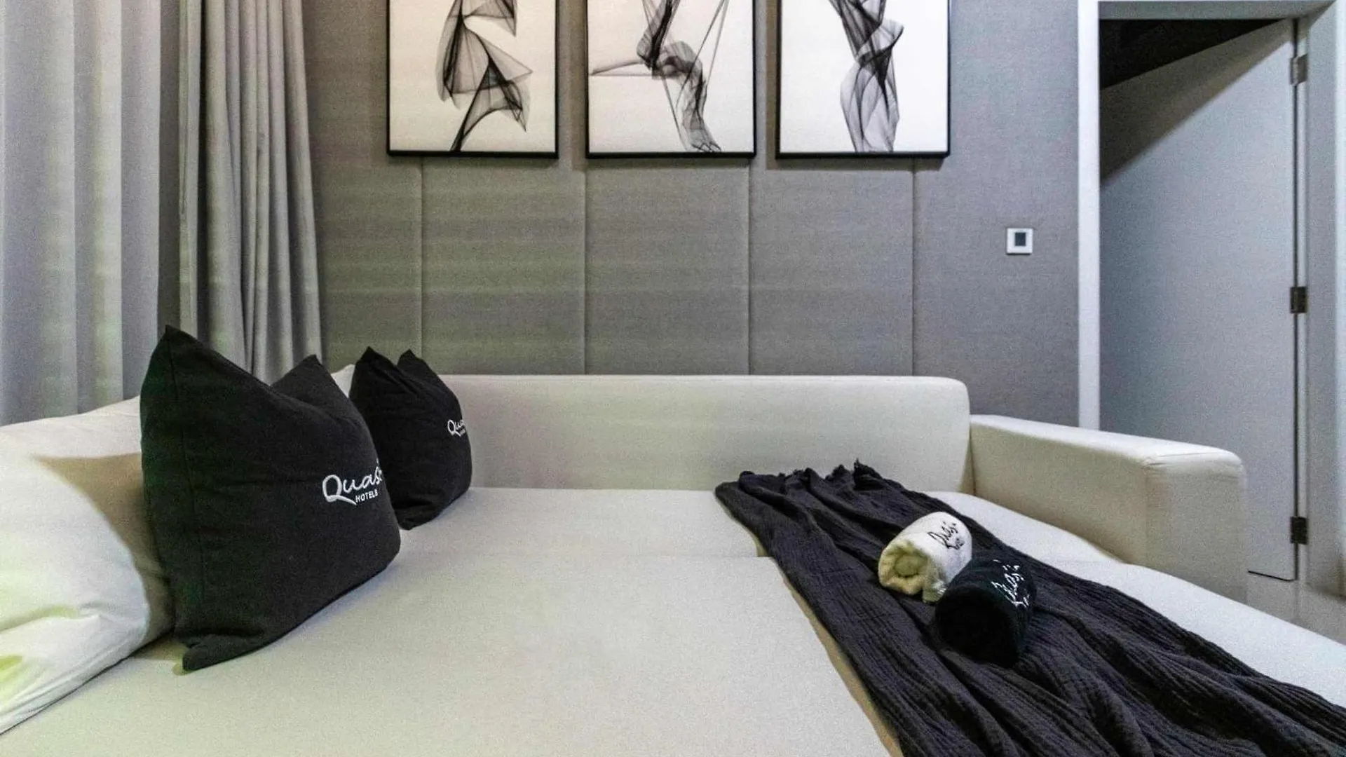Luxury 2Bd Apt With Pool Gym & Burj Khalifa Views Dubai Apartment
