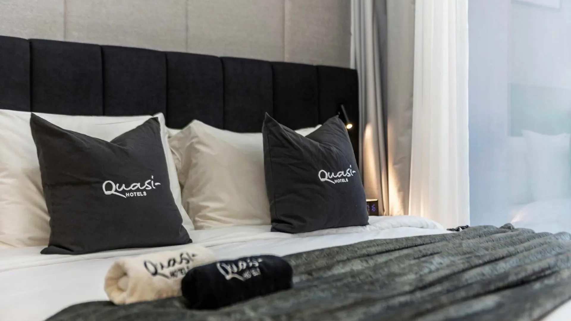 Luxury 2Bd Apt With Pool Gym & Burj Khalifa Views Dubai Apartment