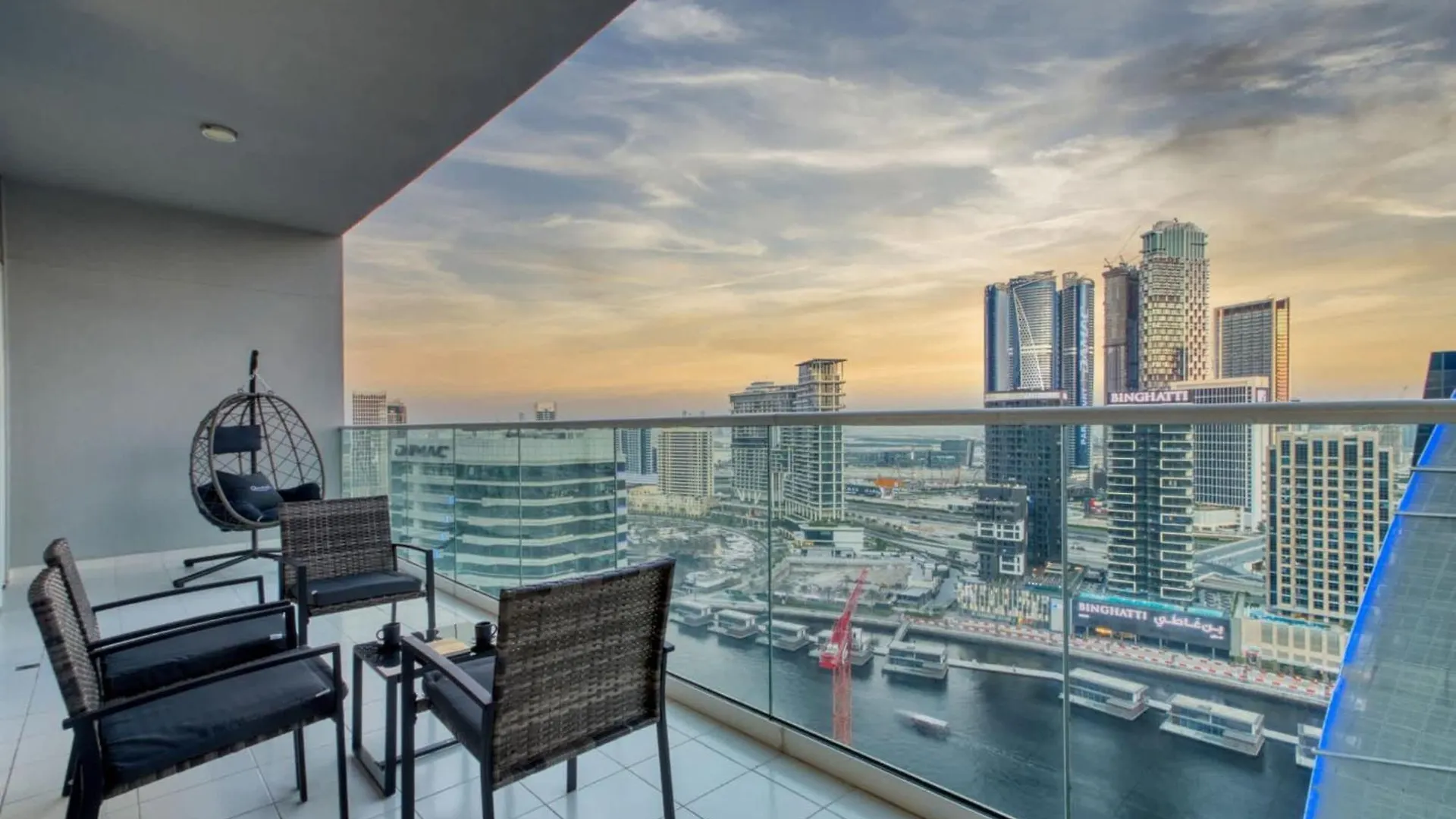 Luxury 2Bd Apt With Pool Gym & Burj Khalifa Views Dubai