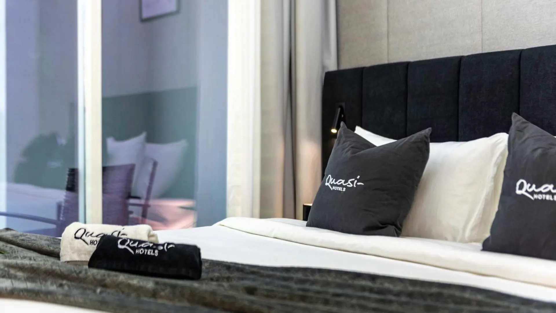 Luxury 2Bd Apt With Pool Gym & Burj Khalifa Views Dubai
