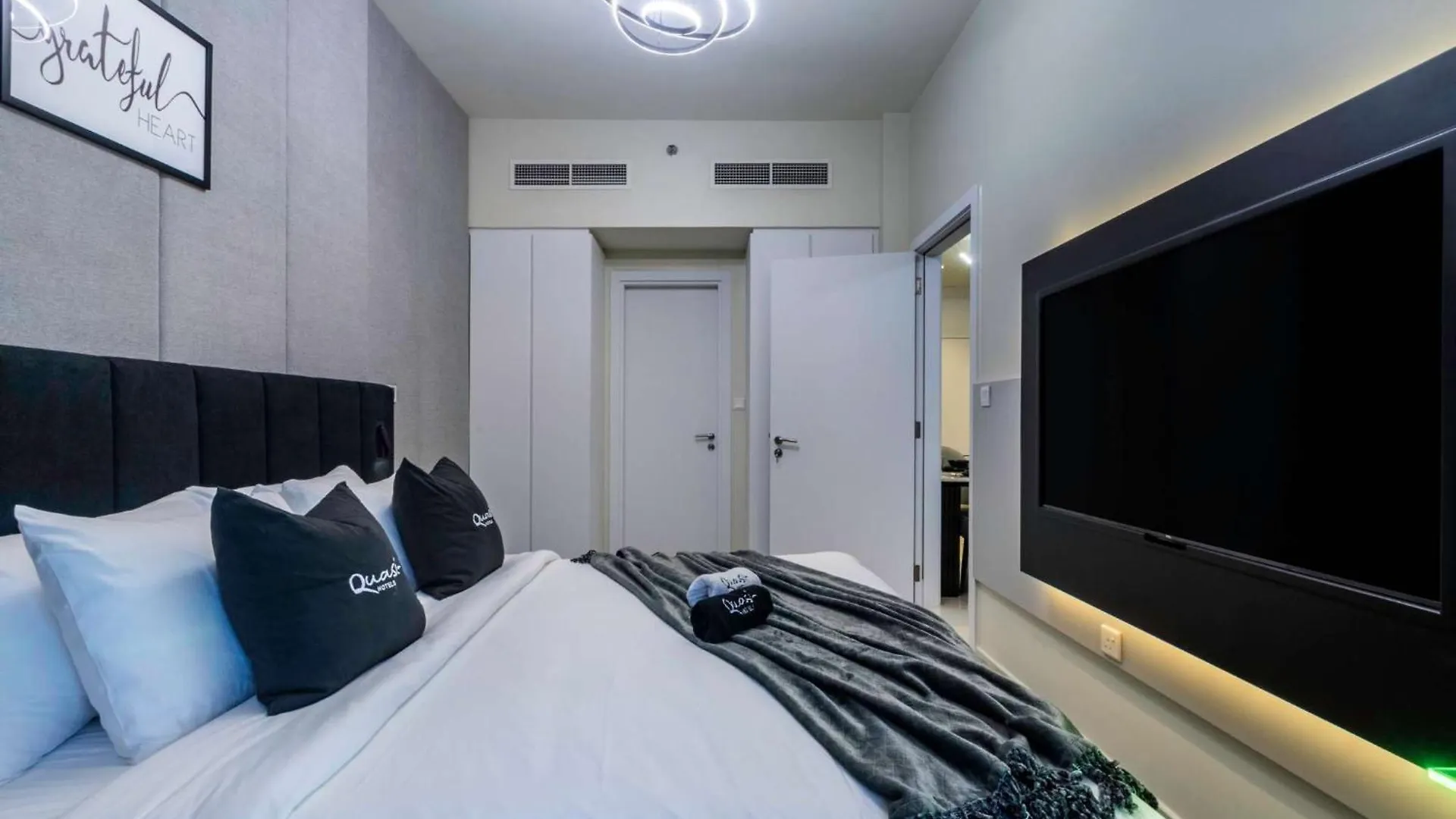 Luxury 2Bd Apt With Pool Gym & Burj Khalifa Views Dubai United Arab Emirates