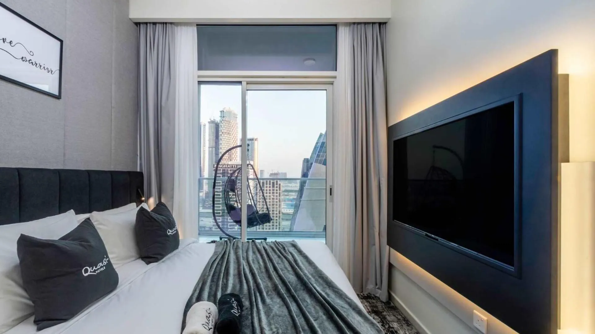 Luxury 2Bd Apt With Pool Gym & Burj Khalifa Views Dubai Apartment