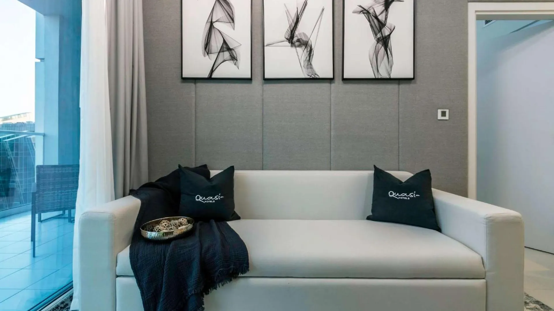Luxury 2Bd Apt With Pool Gym & Burj Khalifa Views Dubai Apartment