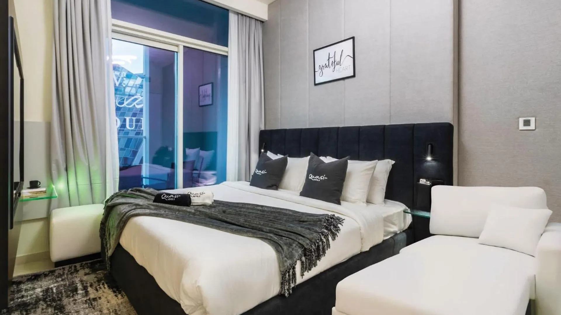 Apartment Luxury 2Bd Apt With Pool Gym & Burj Khalifa Views Dubai